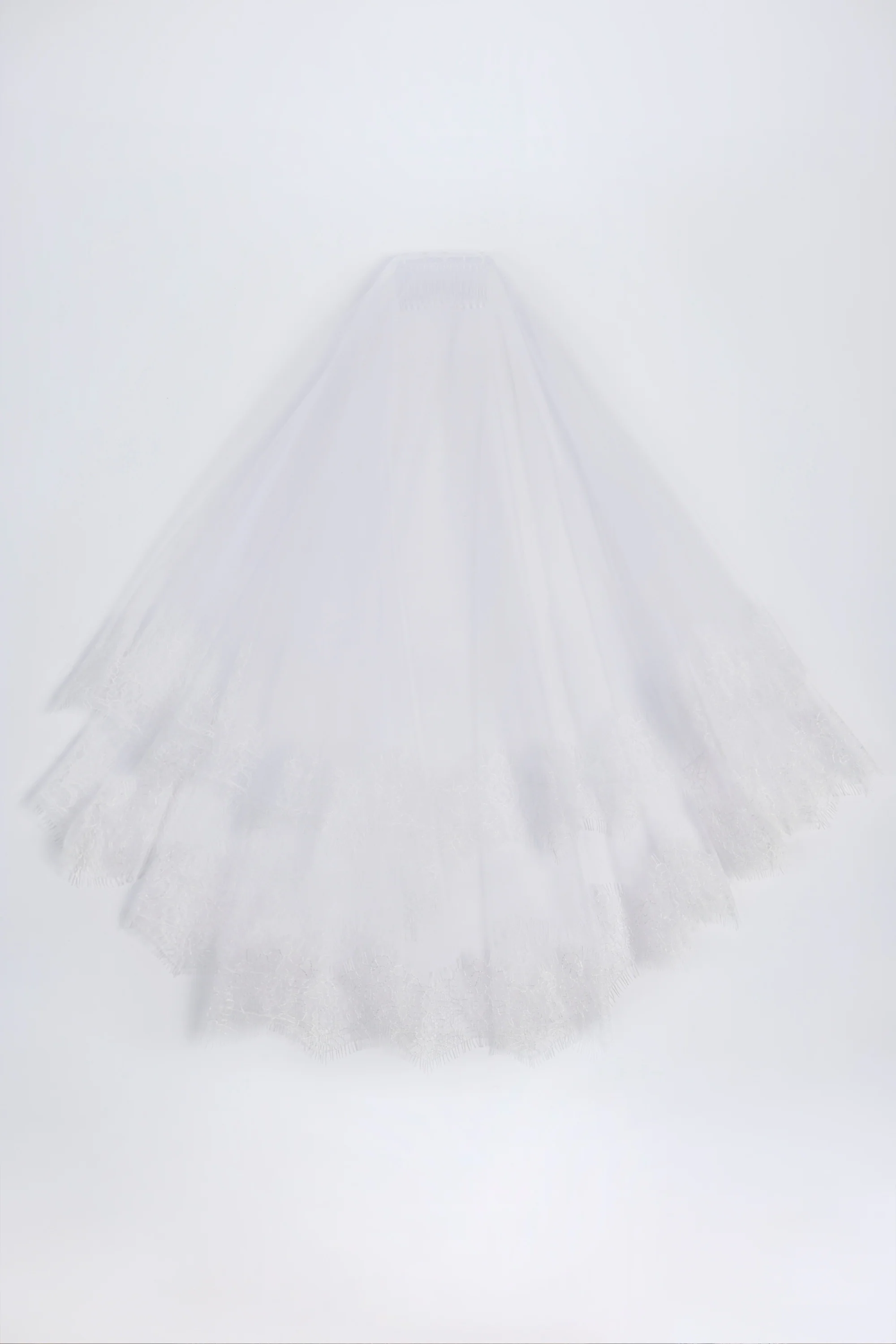 Lace-Trim Veil in White - Image 4